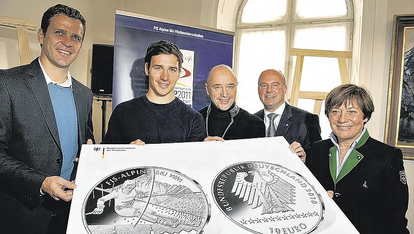 Mit der WM-Münze: Oliver Bierhoff, Felix und Christian Neureuther, Staatssekretär Hartmut Koschyk, Rosi Mittermaier (v. l.). Foto: WM-OK Mit der WM-Münze: Oliver Bierhoff, Felix und Christian Neureuther, Staatssekretär Hartmut Koschyk, Rosi Mittermaier (v. l.). Foto: WM-OK