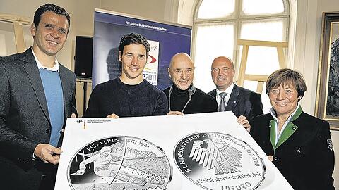 Mit der WM-Münze: Oliver Bierhoff, Felix und Christian Neureuther, Staatssekretär Hartmut Koschyk, Rosi Mittermaier (v. l.). Foto: WM-OK