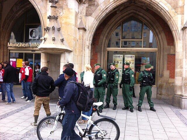 Viele Beamte überwachen den Marienplatz.