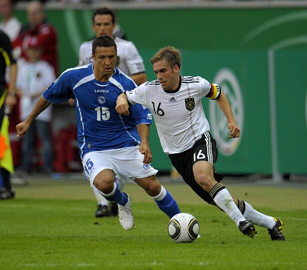 Ein weiterer Meilenstein in Lahms DFB-Karriere war das Spiel gegen Bosnien-Herzegowina. Denn: Zum einen bestritt Lahm an diesem 03.06.2010 sein 65. Länderspiel. Und zum zweiten führte er die Nationalmannschaft zum ersten Mal als Kapitän aufs Feld.