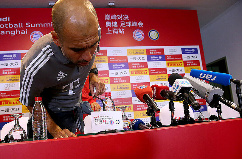 Mikrofon-Check: Bayern-Trainer Pep Guardiola.