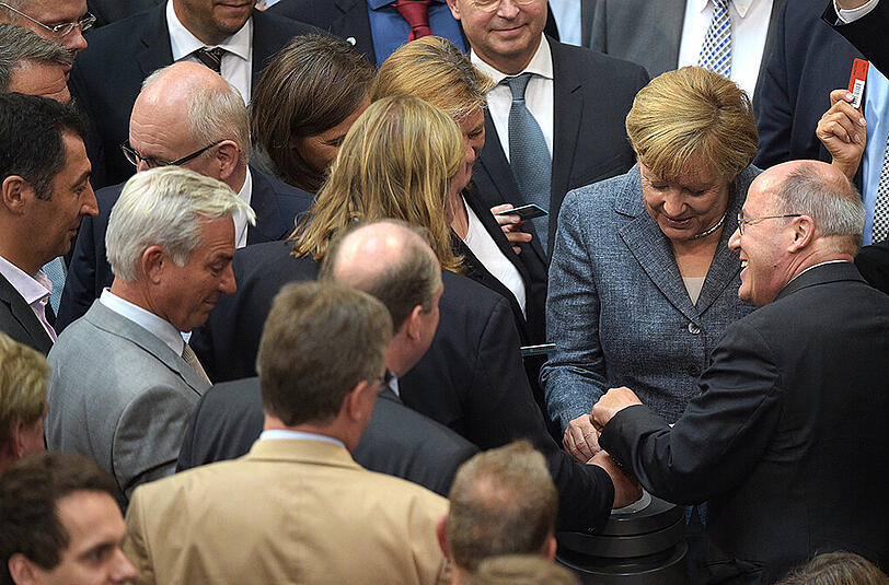 Die Bundestagsabgeordneten stimmten am Mittwoch mehrheitlich für das dritte Hilfspaket für Griechenland. Bundeskanzlerin Merkel wartete das Ergebnis nicht ab, sondern flog mit dem halben Kabinett nach Brasilien ab.