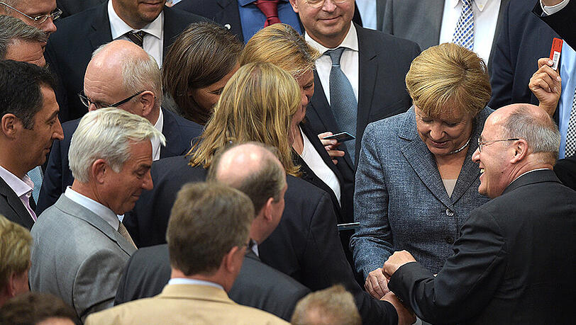 Die Bundestagsabgeordneten stimmten am Mittwoch mehrheitlich für das dritte Hilfspaket für Griechenland. Bundeskanzlerin Merkel wartete das Ergebnis nicht ab, sondern flog mit dem halben Kabinett nach Brasilien ab. Die Bundestagsabgeordneten stimmten am Mittwoch mehrheitlich für das dritte Hilfspaket für Griechenland. Bundeskanzlerin Merkel wartete das Ergebnis nicht ab, sondern flog mit dem halben Kabinett nach Brasilien ab.
