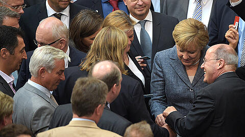 Die Bundestagsabgeordneten stimmten am Mittwoch mehrheitlich für das dritte Hilfspaket für Griechenland. Bundeskanzlerin Merkel wartete das Ergebnis nicht ab, sondern flog mit dem halben Kabinett nach Brasilien ab.