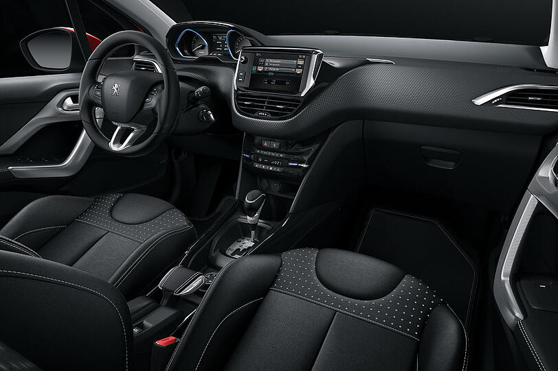 Reichlich Ablagen, Aluminiumverzierungen und großer Touchscreen über der Mittelkonsole: der Innenraum des Peugeot 2008.