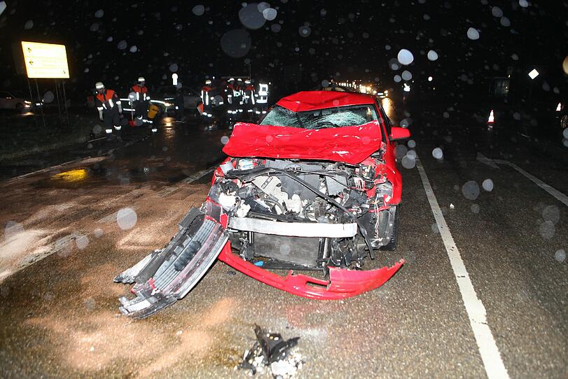 Die beiden Reiterinnen übersahen den Audi und wurden von ihm erfasst. Die Bilder von dem schrecklichen Unfall.