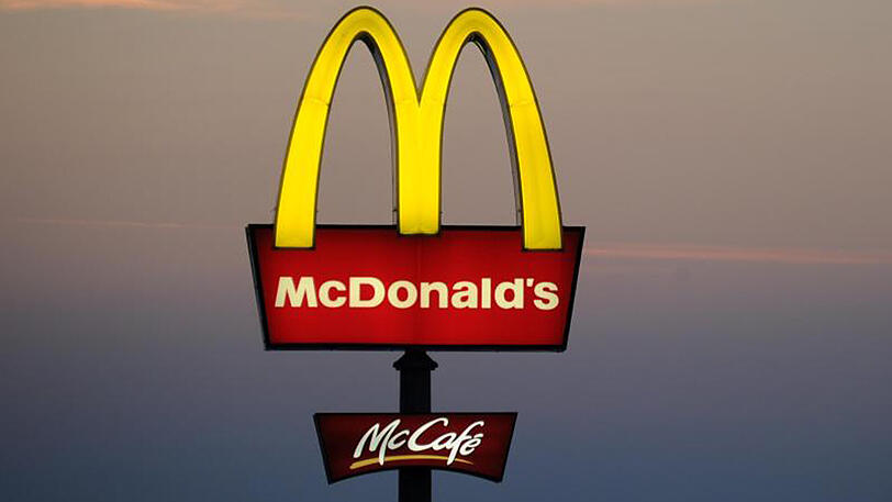 Ein Werbeschild der Restaurantkette McDonald's.