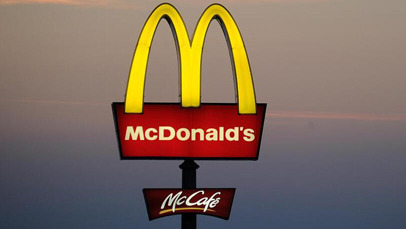 Ein Werbeschild der Restaurantkette McDonald's.