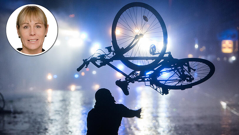 Ein Randalierer wirft in Hamburg im Schanzenviertel ein Fahrrad in Richtung von Wasserwerfern. Ein Randalierer wirft in Hamburg im Schanzenviertel ein Fahrrad in Richtung von Wasserwerfern.