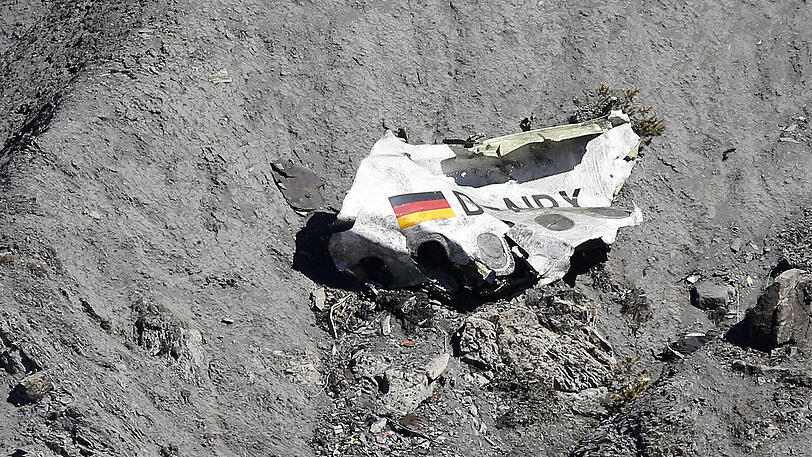 Trümmer der Germanwings-Maschine A320 liegen an der Absturzstelle in den französischen Alpen. Foto: Sebastien Nogier/Archiv