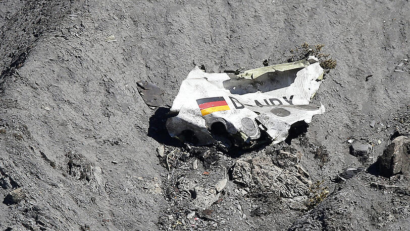 Trümmer der Germanwings-Maschine A320 liegen an der Absturzstelle in den französischen Alpen. Foto: Sebastien Nogier/Archiv Trümmer der Germanwings-Maschine A320 liegen an der Absturzstelle in den französischen Alpen. Foto: Sebastien Nogier/Archiv