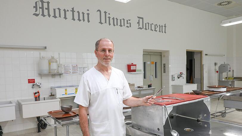 Alfred Riepertinger an seinem Arbeitsplatz in der Pathologie im Schwabinger Krankenhaus. Hier balsamierte er auch schon Rudolph Moshammer ein. Alfred Riepertinger an seinem Arbeitsplatz in der Pathologie im Schwabinger Krankenhaus. Hier balsamierte er auch schon Rudolph Moshammer ein.