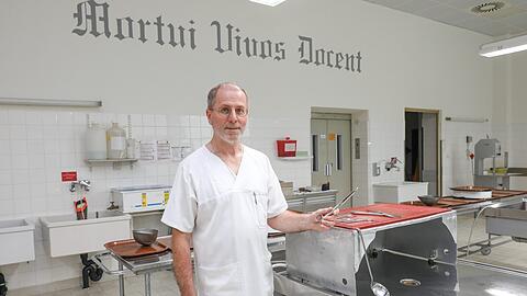 Alfred Riepertinger an seinem Arbeitsplatz in der Pathologie im Schwabinger Krankenhaus. Hier balsamierte er auch schon Rudolph Moshammer ein.