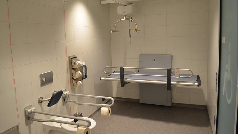 Geräumig: die &bdquo;Toilette für alle&ldquo; am Marienplatz wird vorgestellt.