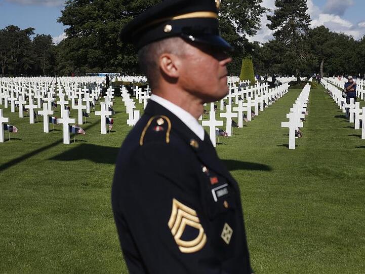 Ein amerikanischer Soldat steht auf dem US-Militärfiedhof Colleville-sur-Mer in der Normandie.