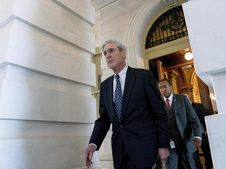 FBI-Sonderermittler Mueller (l) befragte auch Trumps Sprecherin Sanders.