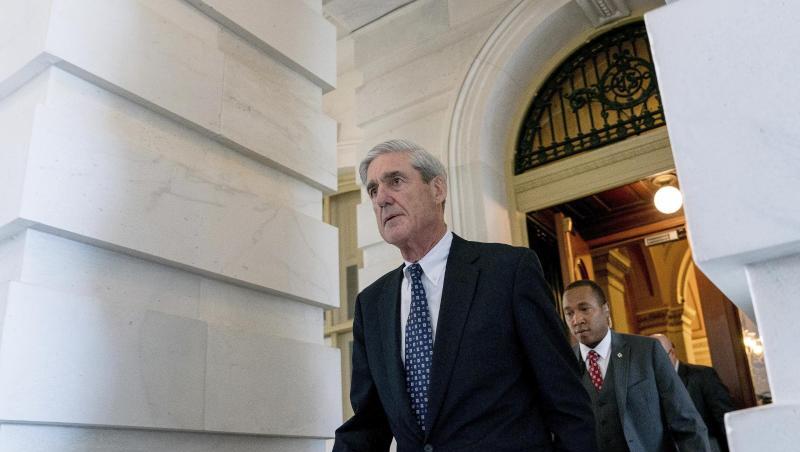 FBI-Sonderermittler Mueller (l) befragte auch Trumps Sprecherin Sanders. FBI-Sonderermittler Mueller (l) befragte auch Trumps Sprecherin Sanders.