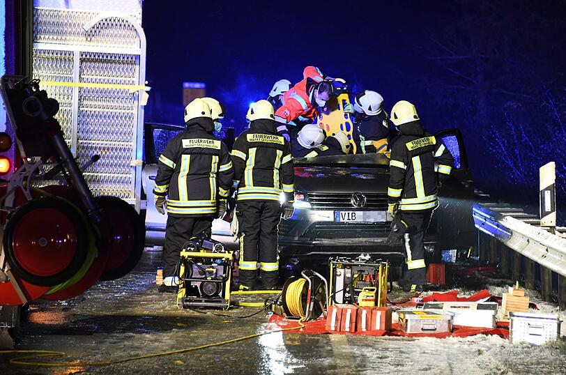 Die 33-Jährige prallte mit ihrem Auto frontal in das Fahrzeug der 20-Jährigen - beide wurden schwer verletzt.