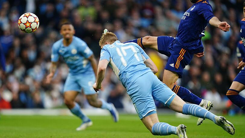 Kevin De Bruyne (M) von Manchester City köpft zum 1:0 gegen Real Madrid ein. Kevin De Bruyne (M) von Manchester City köpft zum 1:0 gegen Real Madrid ein.