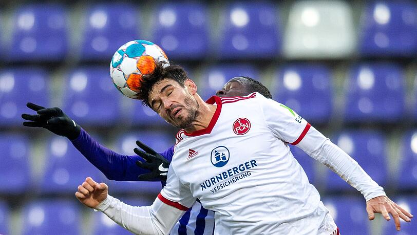 Nürnbergs Christopher Schindler und Aues Babacar Gueye kämpfen um den Ball.