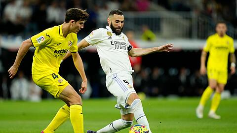 Karim Benzema (M) musste sich mit Real Madrid Pau Torres und dem FC Villarreal geschlagen geben.