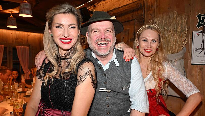 Oliver Rauh mit Vikki Kopets und Christine Zierl in Käfers Wiesn-Schänke. Oliver Rauh mit Vikki Kopets und Christine Zierl in Käfers Wiesn-Schänke.