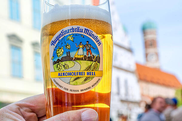 Während Münchner immer häufiger alkoholfreies Bier bestellen, lassen sich die Touristen weiterhin das gute Münchner Bier schmecken. 	imago