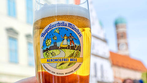 Während Münchner immer häufiger alkoholfreies Bier bestellen, lassen sich die Touristen weiterhin das gute Münchner Bier schmecken. 	imago