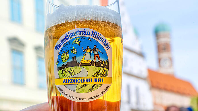 Während Münchner immer häufiger alkoholfreies Bier bestellen, lassen sich die Touristen weiterhin das gute Münchner Bier schmecken. 	imago