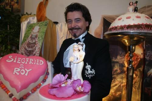 Hier stehen zwei Bräute auf der Torte: Harald Heigel präsentiert Kuchen für Schwule und Lesben. Modell &bdquo;Siegfried & Roy&ldquo; kostet 200 Euro.