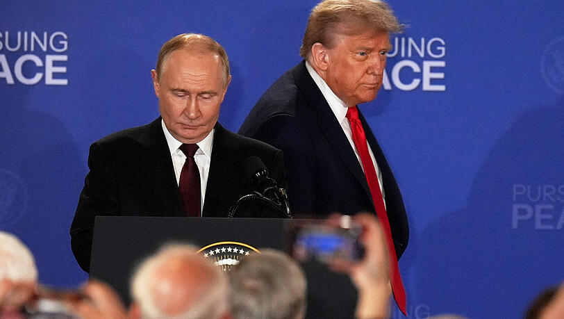 US-Präsident Donald Trump (r.) und der russische Präsident Wladimir Putin kommen zu einer gemeinsamen Pressekonferenz auf der Joint Base Elmendorf-Richardson in Alaska. US-Präsident Donald Trump (r.) und der russische Präsident Wladimir Putin kommen zu einer gemeinsamen Pressekonferenz auf der Joint Base Elmendorf-Richardson in Alaska.