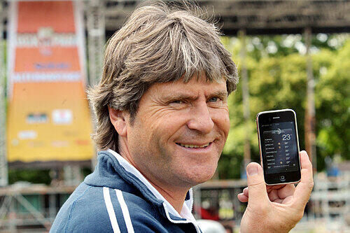 Alles fest im Griff: Rainer &bdquo;Sulli&ldquo; Sülzer koordiniert und kontrolliert den Aufbau &ndash; und prüft via Handy sogar die Wettervorhersage.
