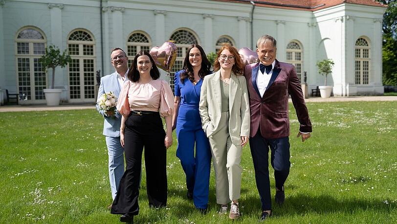 "Duell der Hochzeitsprofis" (v.l.): Weddingplanner Marco Fuß, Amelie Borges, Madeleine Bolz, Marie Mika und Froonck. "Duell der Hochzeitsprofis" (v.l.): Weddingplanner Marco Fuß, Amelie Borges, Madeleine Bolz, Marie Mika und Froonck.