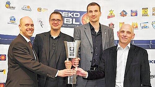 Sie wollen den neuen Cup: Die Manager Marco Beens (Artland), Gunnar Wöbke (Frankfurt), Oliver Braun (Braunschweig und Wolfgang Heyder (Brose, v.l.). Sie wollen den neuen Cup: Die Manager Marco Beens (Artland), Gunnar Wöbke (Frankfurt), Oliver Braun (Braunschweig und Wolfgang Heyder (Brose, v.l.).