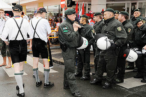 Spezialkräft der Polizei werden die Fußballfans am Dienstag in der Münchner Innenstadt begleiten.