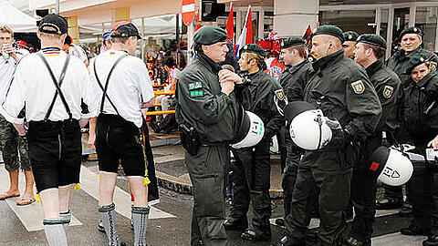 Spezialkräft der Polizei werden die Fußballfans am Dienstag in der Münchner Innenstadt begleiten.