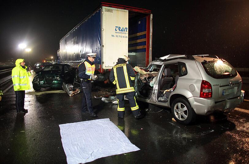 Eine Massenkarambolage mit einem Toten und mehreren Verletzten hat zur Vollsperrung der sonst vielbefahrenen Autobahn 57 zwischen Köln und Düsseldorf geführt - die Bilder.