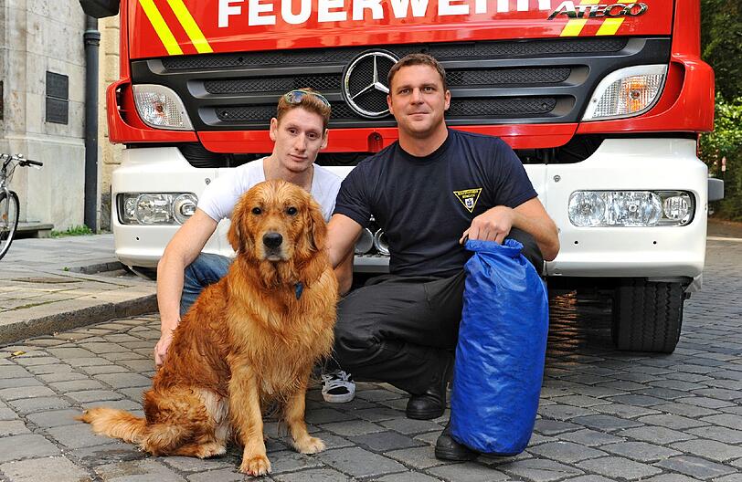 Holzstraße: 
Beim Spielen am Westermühlbach fällt der Golden Retriever &bdquo;Sawyer&ldquo; in den Bach. Er kann sich nicht mehr selbst retten und treibt immer mehr ab. Schließlich verschwindet er in der unterirdischen Bachführung. Das Wassernotfahrzeug der Berufsfeuerwehr geht im Hofgarten bei der Staatskanzlei in Stellung. Dort tritt der Bach wieder an die Oberfläche. Ein Taucher kann den völlig erschöpften Hund retten.
