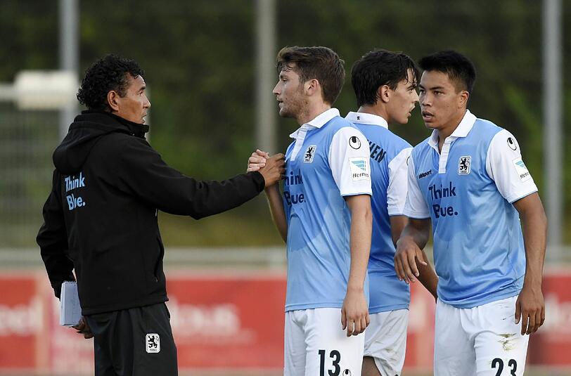 Handschlag nach dem Spiel: Die Löwen besiegen den SV Heimstetten mit 3:0.