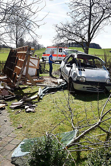 Der Twingo krachte durch den Gartenzaun und kam im Vorgarten zum Stehen.