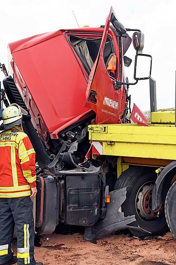 Das Führerhaus des Tiefladers krachte in den Anhänger - die Feuerwehr konnte den leichtverletzten Lkw-Fahrer aus dem Wrack bergen.