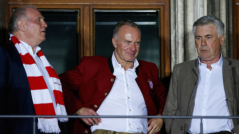 Besonders glücklich sehen sie nicht aus bei der Meisterfeier des FC Bayern: Klubpräsident Uli Hoeneß, Vorstandsboss Karl-Heinz Rummenigge und Trainer Carlo Ancelotti (von links).