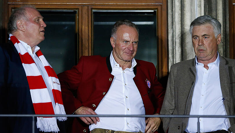 Besonders glücklich sehen sie nicht aus bei der Meisterfeier des FC Bayern: Klubpräsident Uli Hoeneß, Vorstandsboss Karl-Heinz Rummenigge und Trainer Carlo Ancelotti (von links). Besonders glücklich sehen sie nicht aus bei der Meisterfeier des FC Bayern: Klubpräsident Uli Hoeneß, Vorstandsboss Karl-Heinz Rummenigge und Trainer Carlo Ancelotti (von links).