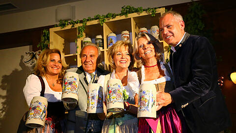 Günter und Margot Steinberg mit ihren Kindern Silja (l.) und Ricky und Krug-Künstlerin Monika Höflinger (2. v. r.).