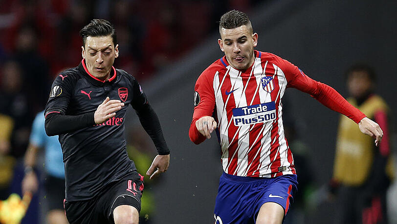 Lucas Hernández - hier im Duell mit Mesut Özil von FC Arsenal (links). Lucas Hernández - hier im Duell mit Mesut Özil von FC Arsenal (links).