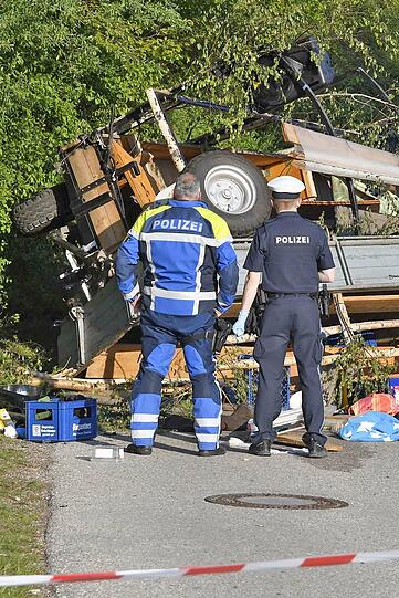 In Egmating (Lkr. Ebersberg) ist am Mittwoch ein Maibaumwagen umgestürzt - dabei wurden zahlreiche Menschen teils schwer verletzt.