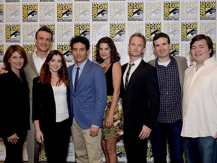 Die "HIMYM"-Crew von links: Produzentin Pamela Fryman, Jason Segal, Alyson Hannigan, Josh Radnor, Cobie Smulders, Neil Patrick Harris sowie die Produzenten Craig Thomas und Carter Bays