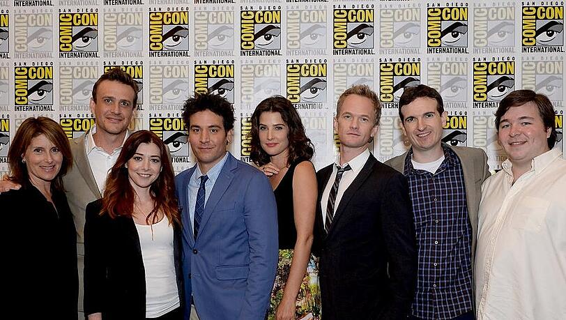 Die "HIMYM"-Crew von links: Produzentin Pamela Fryman, Jason Segal, Alyson Hannigan, Josh Radnor, Cobie Smulders, Neil Patrick Harris sowie die Produzenten Craig Thomas und Carter Bays Die "HIMYM"-Crew von links: Produzentin Pamela Fryman, Jason Segal, Alyson Hannigan, Josh Radnor, Cobie Smulders, Neil Patrick Harris sowie die Produzenten Craig Thomas und Carter Bays