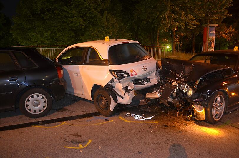 Der BMW prallte frontal in das Heck eines geparkten Opel, der wiederum schleuderte nach vorne und schob die davor geparkten Fahrzeuge aufeinander.