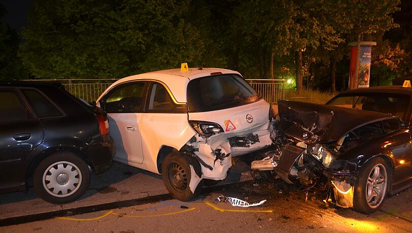 Der BMW prallte frontal in das Heck eines geparkten Opel, der wiederum schleuderte nach vorne und schob die davor geparkten Fahrzeuge aufeinander. Der BMW prallte frontal in das Heck eines geparkten Opel, der wiederum schleuderte nach vorne und schob die davor geparkten Fahrzeuge aufeinander.